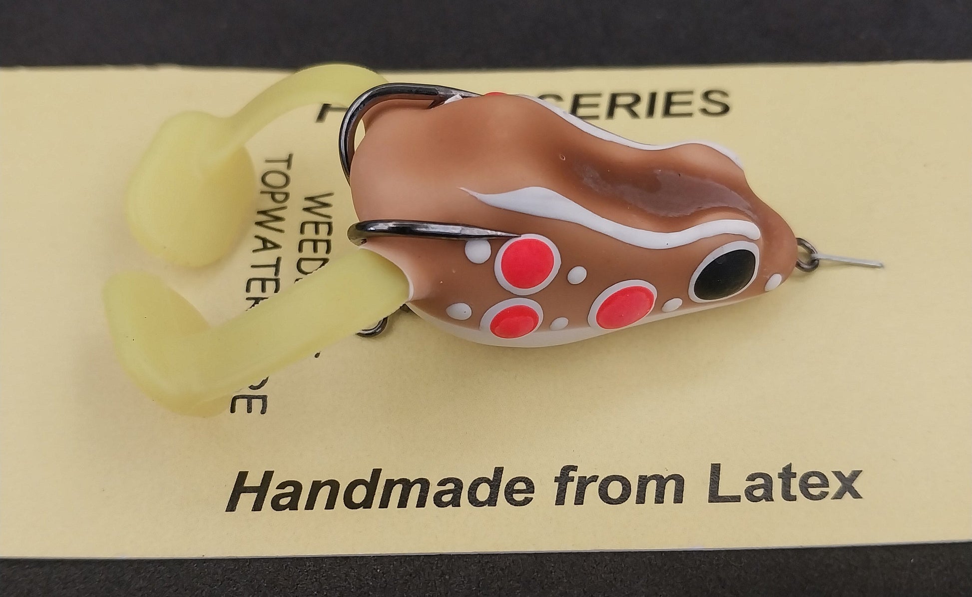 Frog style weedless fishing lure